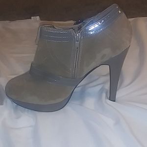 Ankle boots with pointed hill